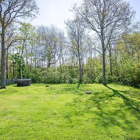 Casa de Férias Cozy With Hot Tub On Texel