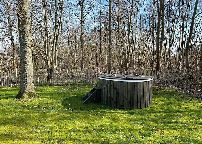 Cozy With Hot Tub On Texel Feriehus