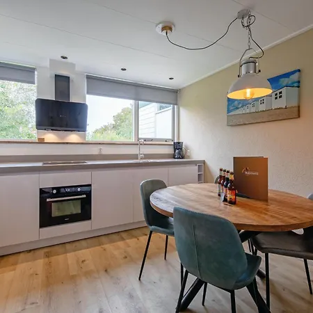 Vakantiehuis Cozy With Hot Tub On Texel Den Burg